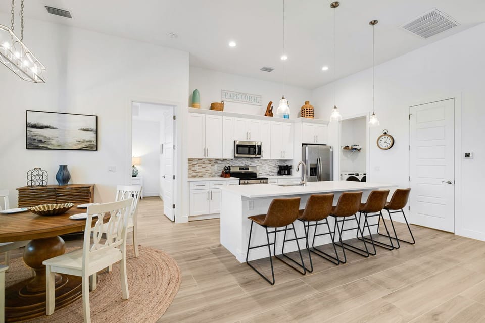 Fully stocked kitchen and dining room