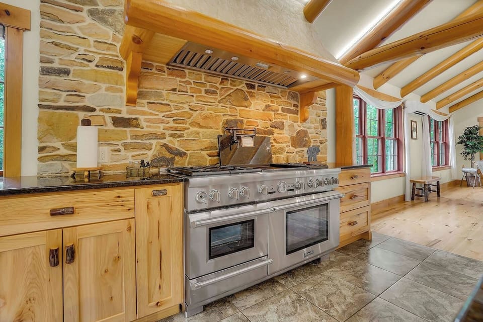 2 ovens, 6 burners, easily make a large family meal.
