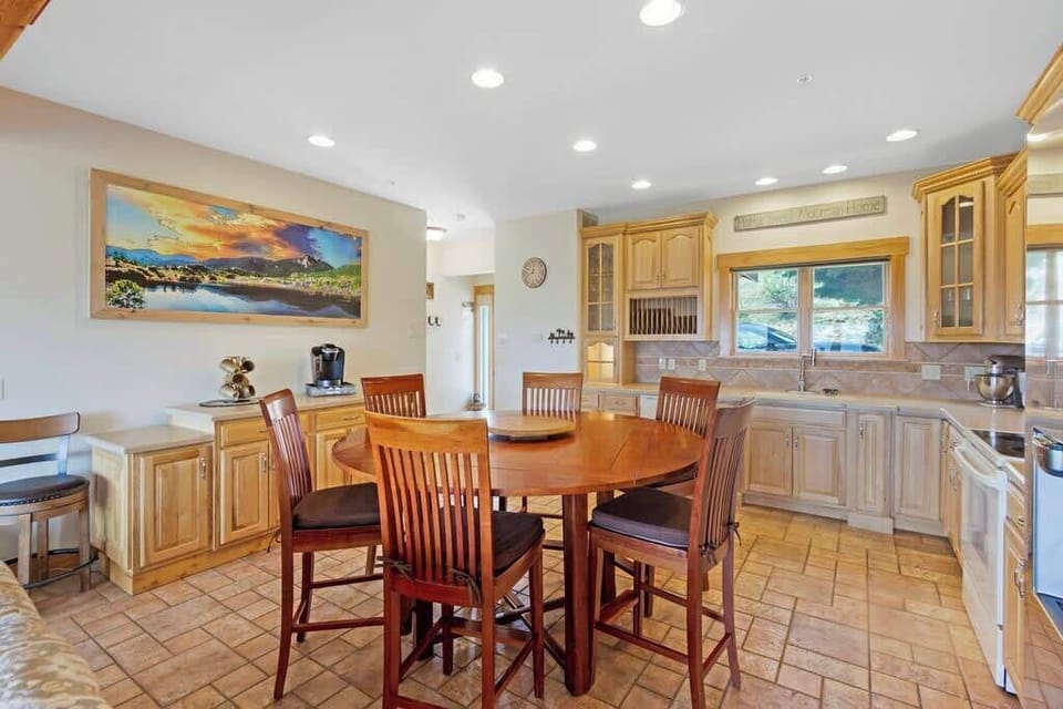 Dining space for up to 6 guests