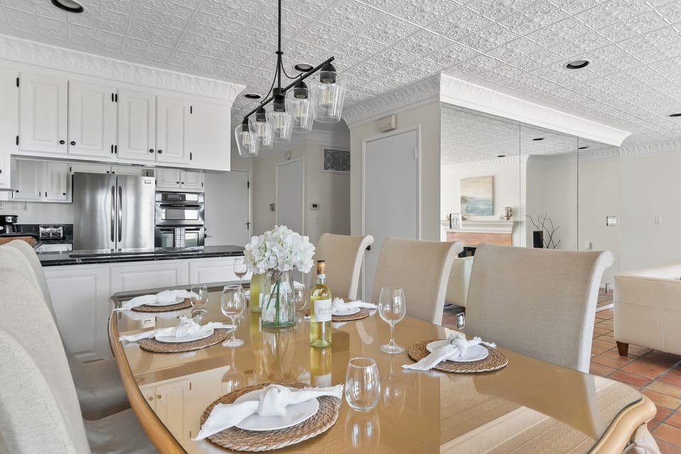  Elegant dining setup perfect for group meals and gatherings.