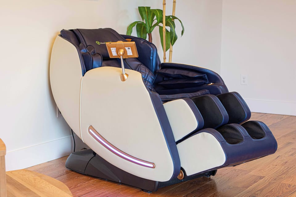 💆‍♀️ Treat yourself to a full-body massage in our luxury recliner 🪑 Relaxation mode: ON!