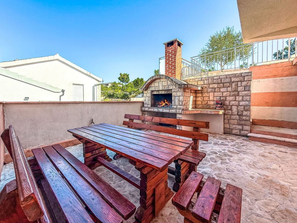 Outdoor Furniture, Shade, Chair, Fence, Deck, Balcony, Wood Stain, Backyard, Outdoor Table, Patio