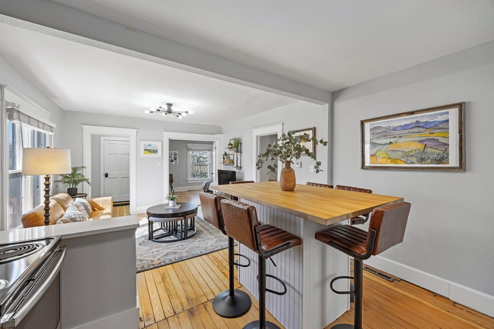 803 E Mulberry | Kitchen Island with Bar Seating for 6