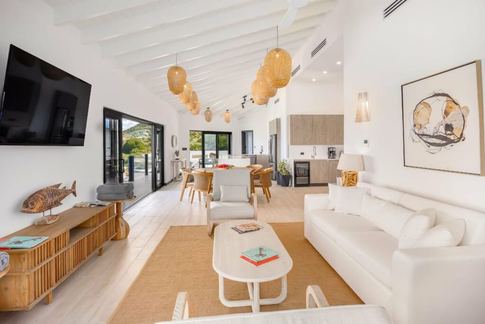 Gather together in an airy open-plan lounge and dining.