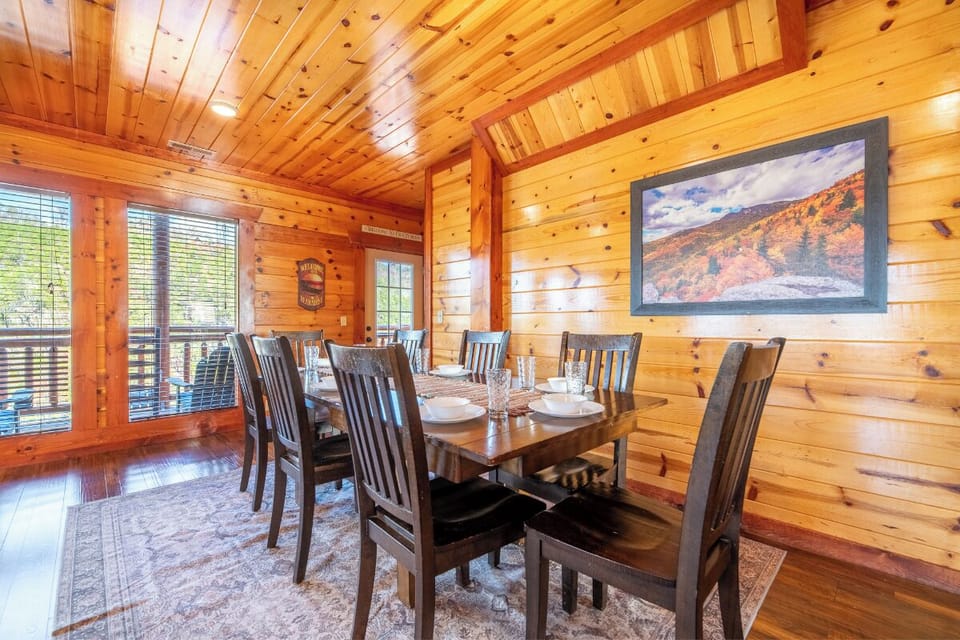 Splash Mountain Lodge's inviting dining area