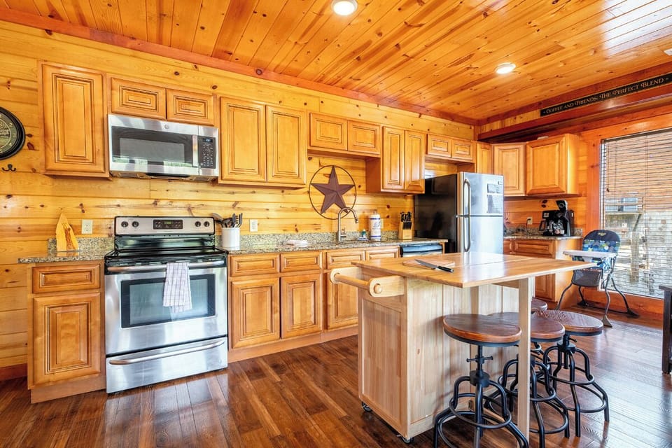 Splash Mountain Lodge's fully-equipped kitchen