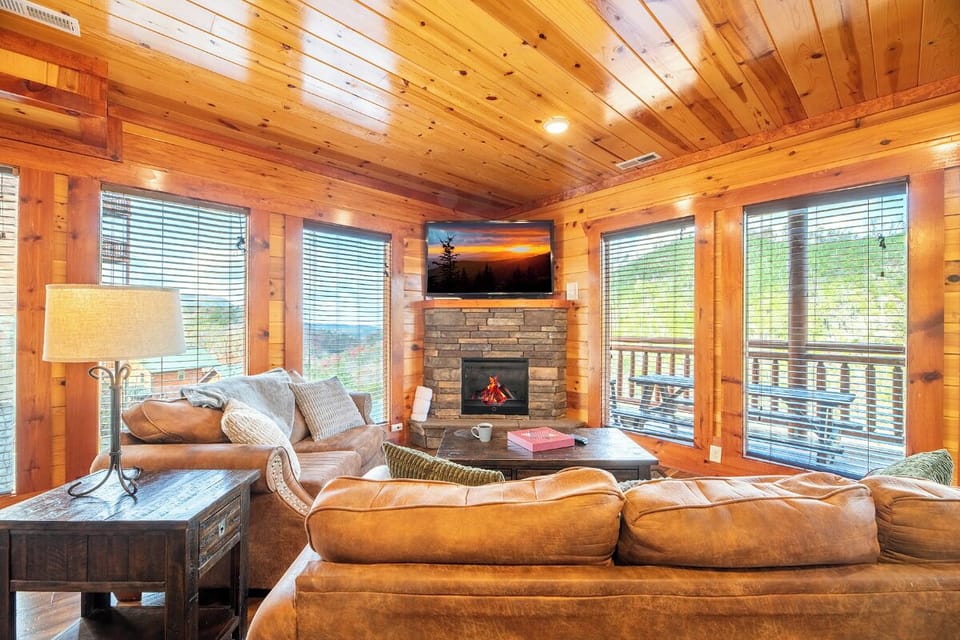 Splash Mountain Lodge's cozy living area