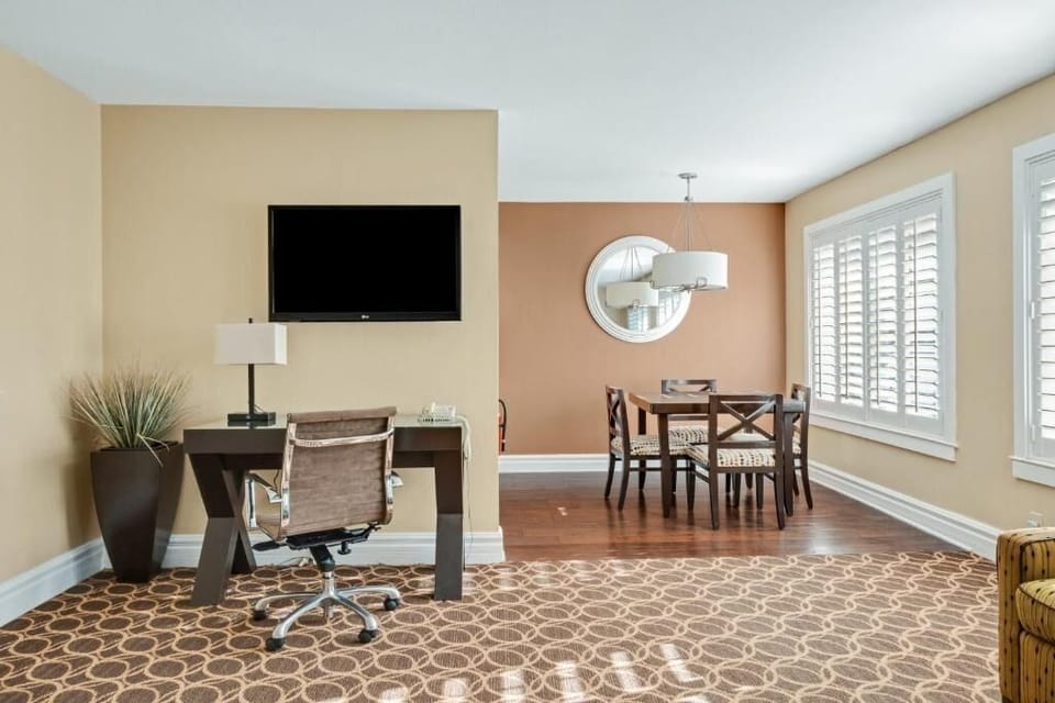 Work comfortably, then gather for meals in this airy suite.