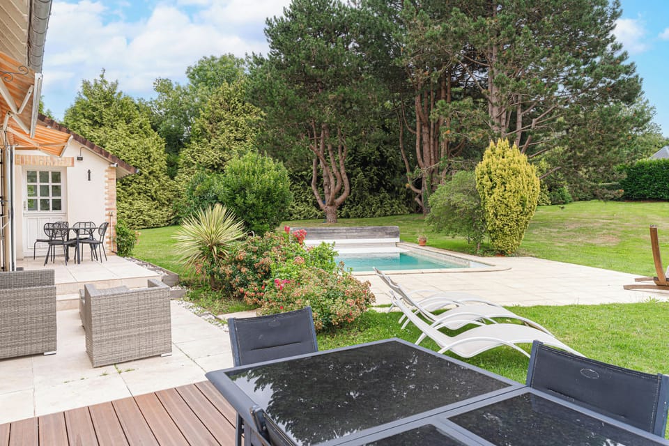 terrasse avec table, barbecue et table de ping pong