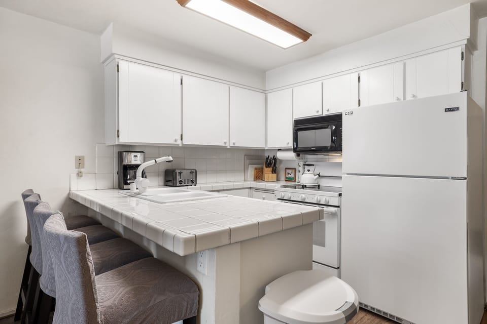 Indoors, Appliance, Refrigerator, Kitchen, Microwave