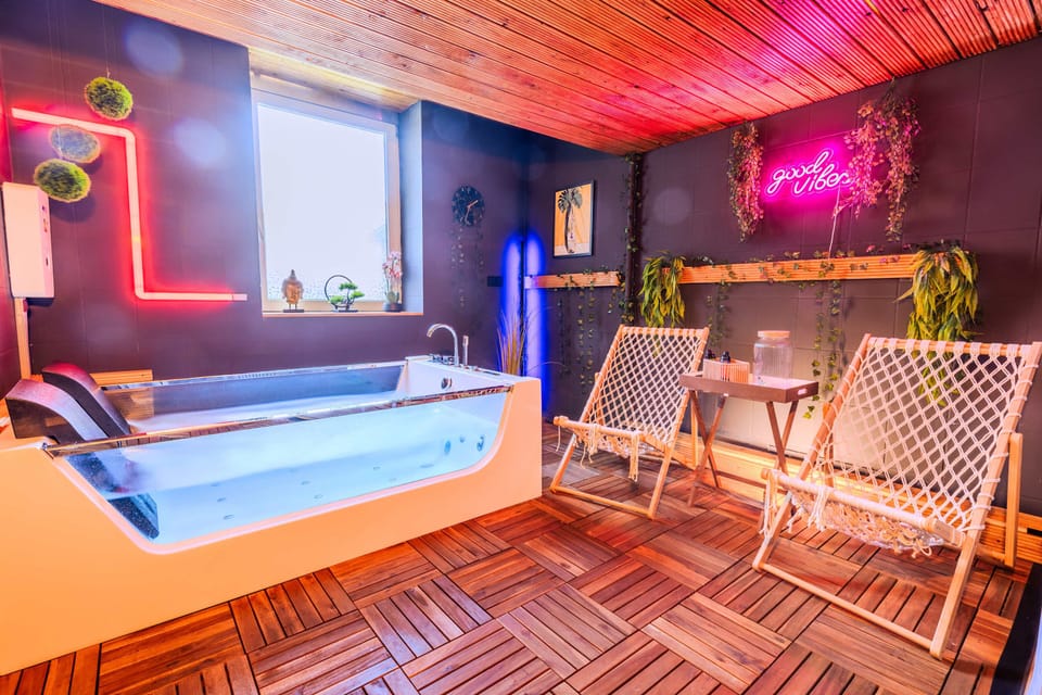 Indoor spa tub