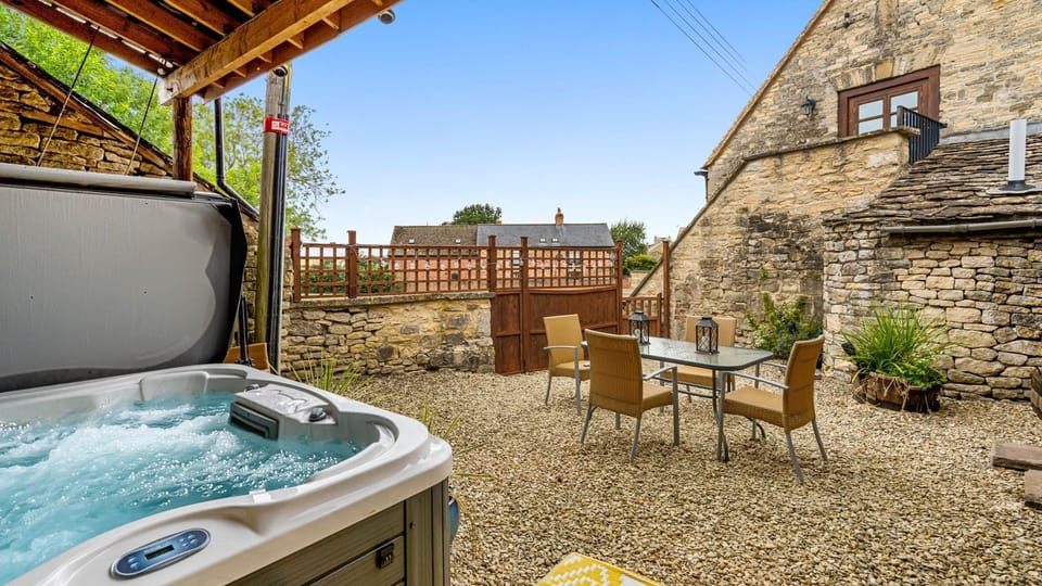 The outside space is set in gorgeous Stroud countryside with fields for days.