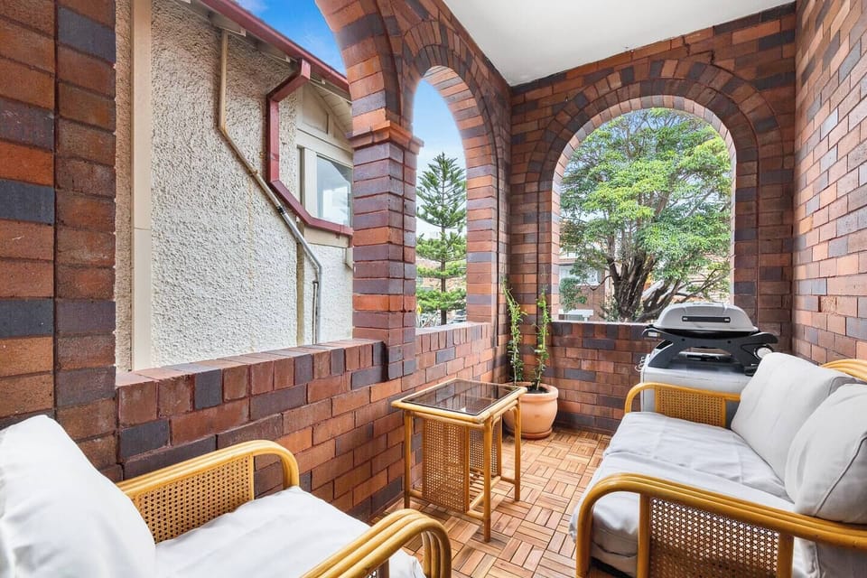 Step onto the private balcony, fire up the BBQ and savour an alfresco meal at the outdoor seating, framed by heritage brick arches and decorative greenery.