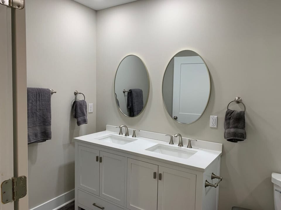 King Ensuite Bathroom 1