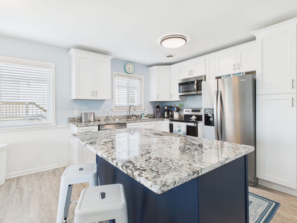 Eat-in kitchen with center island for prepping food for the family - seats 2
