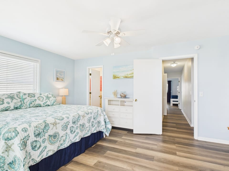 Primary suite with king bed and en suite bath