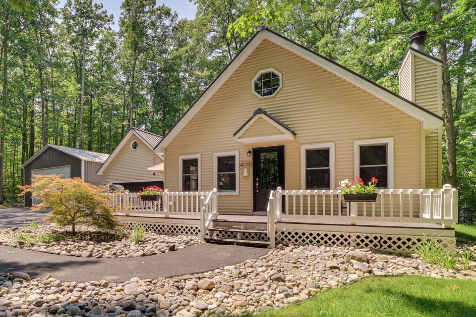 Roscommon Vacation Rental | 1BR | 1BA | Steps Required | 1,248 Sq Ft