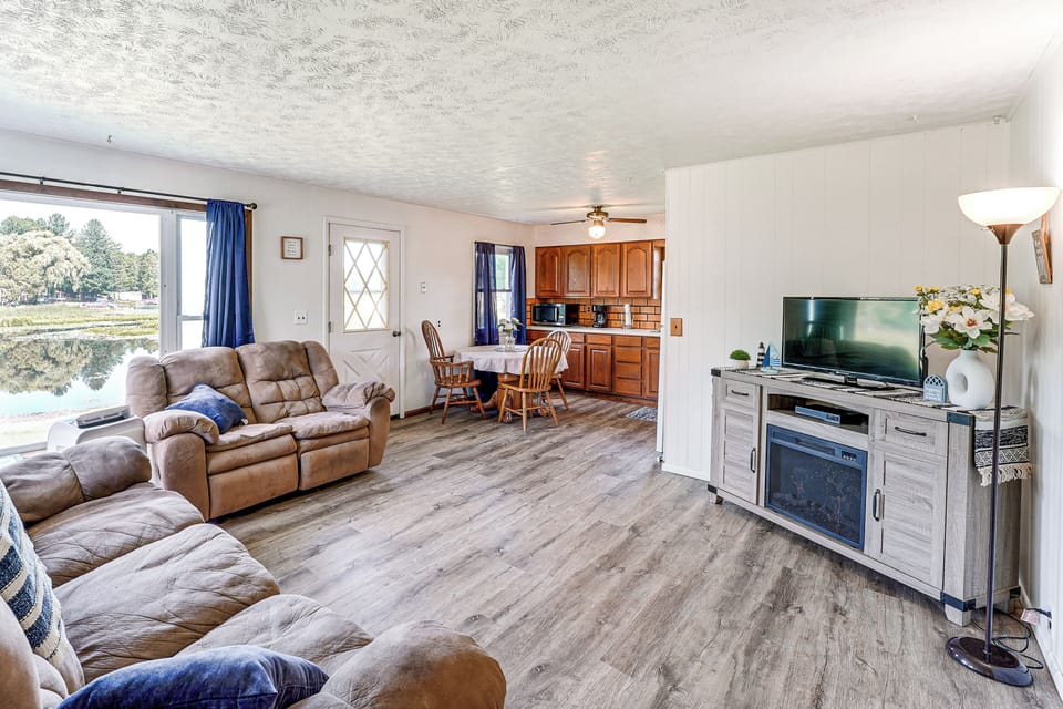 Living Room | Smart TV | Fireplace | Free WiFi