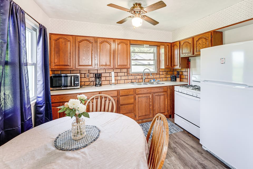 Dining Area | Dishware/Flatware