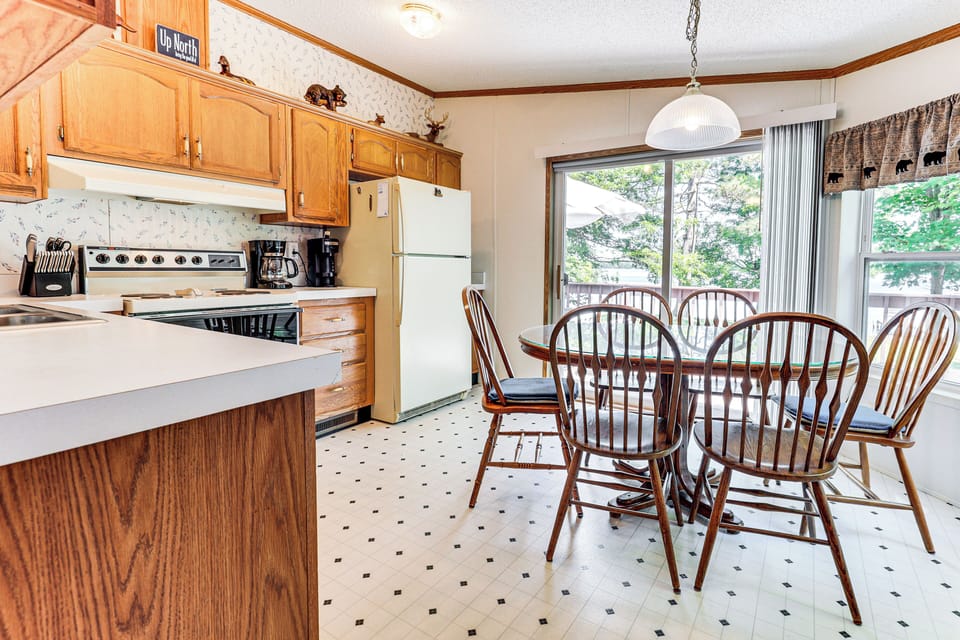 Dining Area | Dishware/Flatware Provided