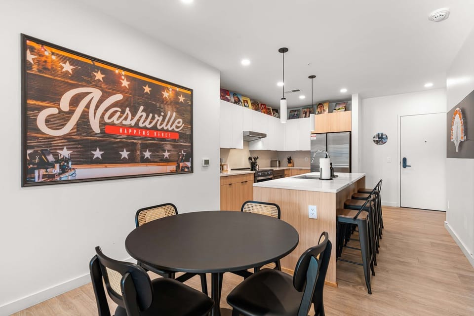 Dining area with 4 seats, ideal for breakfast or to play cards