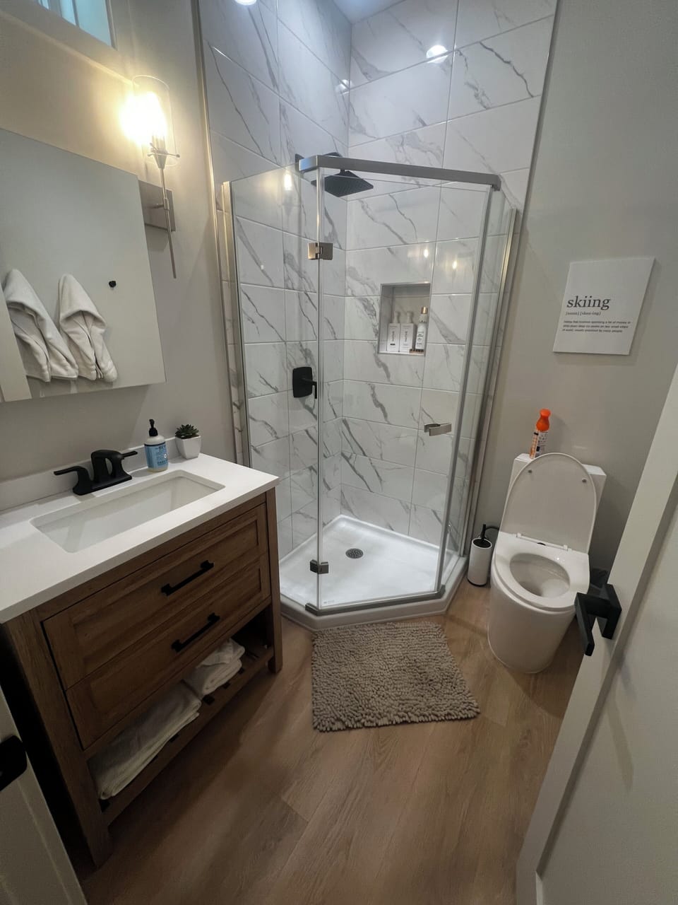 Private, well equipped ensuite bathroom