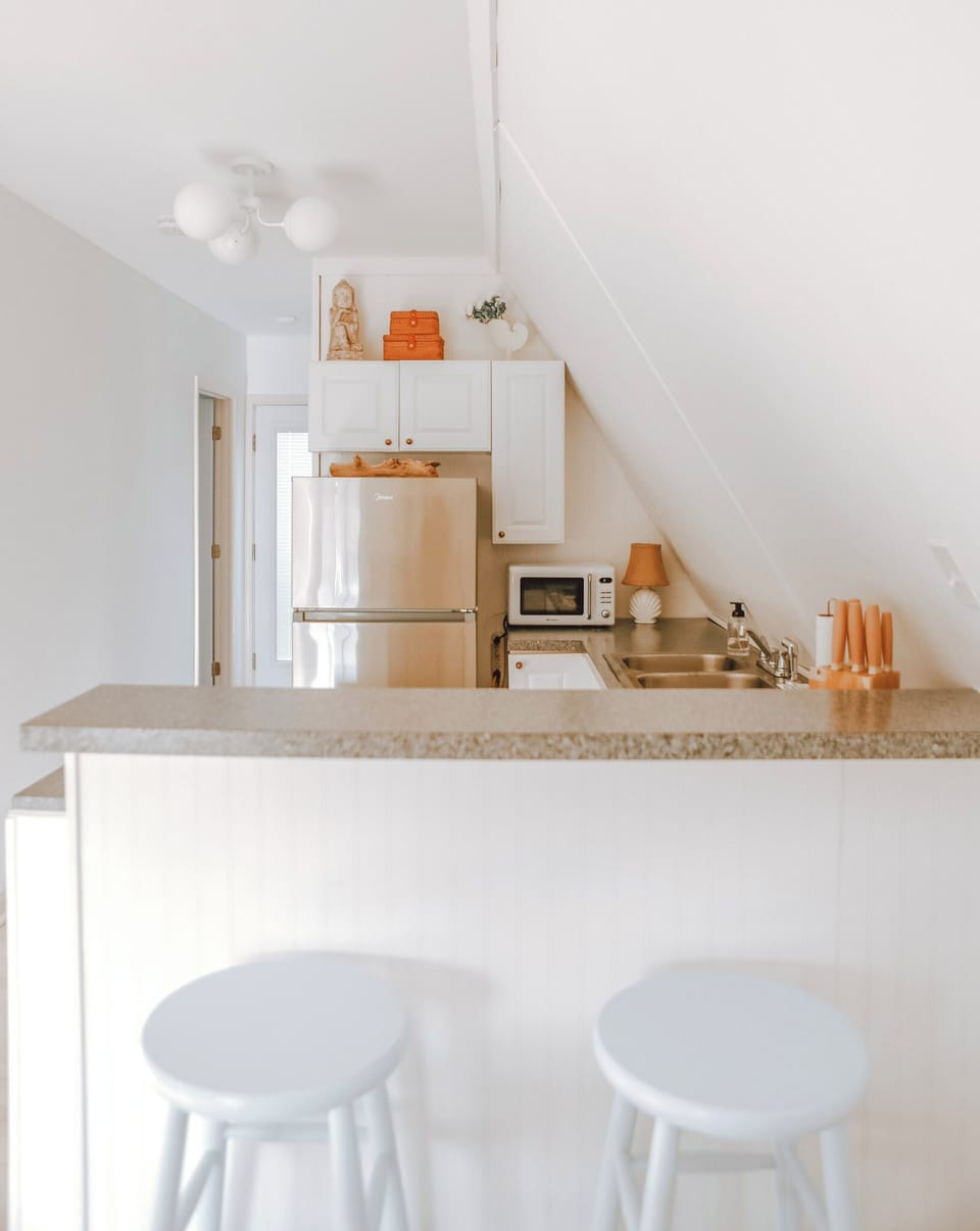 Full kitchen to entertain and cook your meals.