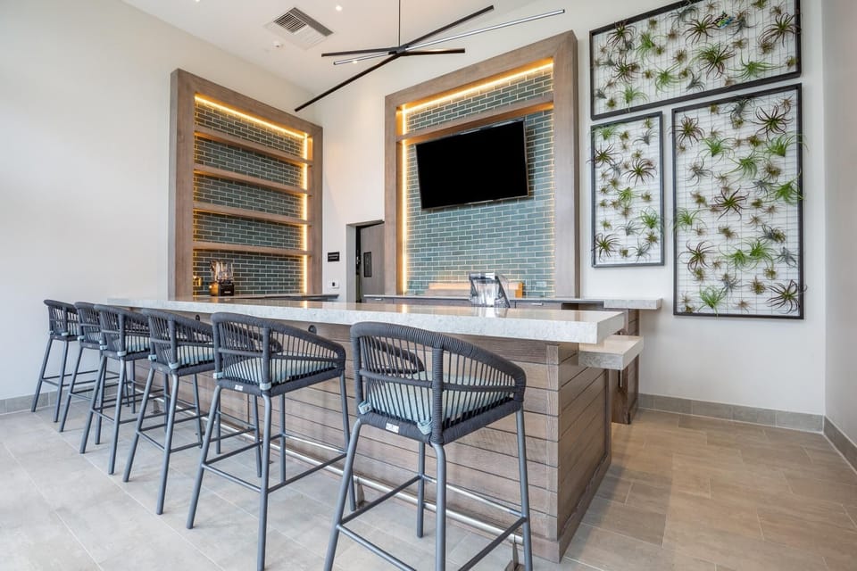 Miami Escape, 16th Floor – Near Hollywood Beach (7923)