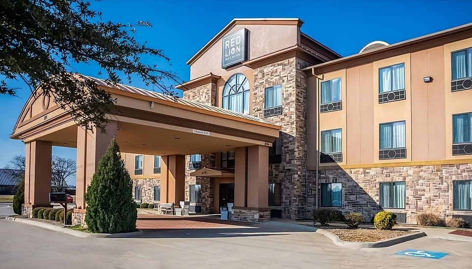 Arrive with ease under the covered entrance and bright façade.