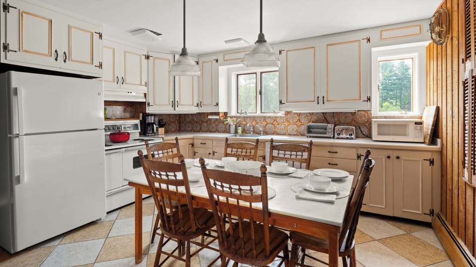 Fully equipped eat-in kitchen