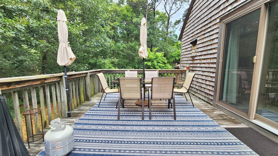 Side deck with outdoor dining table and gas grill