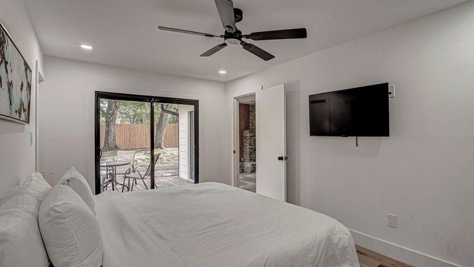 Primary Room with a King Bed and Ensuite Full bathroom 