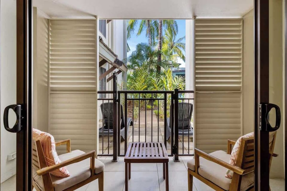 Step outside to your gated patio where sun loungers and tropical greenery set the scene for slow mornings, afternoon reads, or evening unwinding.