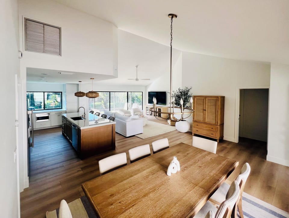 Open floorplan living, dining, kitchen