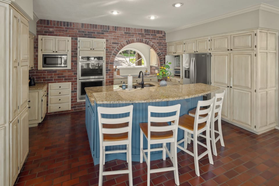 Bar stools in kitchen.en