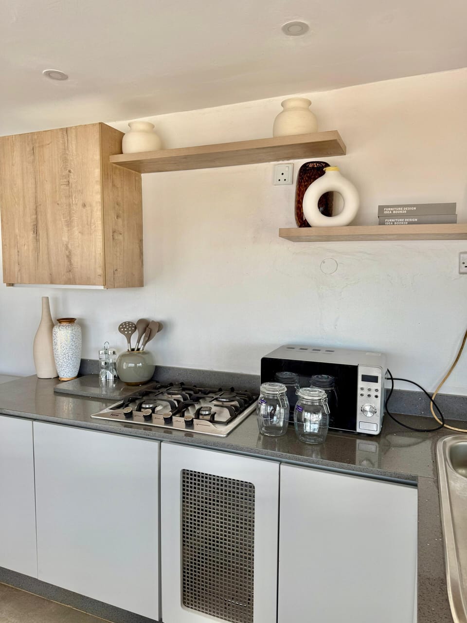 Fully equipped kitchen with gas hob, microwave and kettle