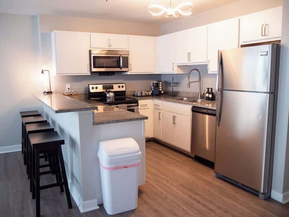 - Full  shared kitchen with stainless appliances and dining bar
- Apartment stay offering complete cooking convenience
- Great setup for longer downtown visits or remote work

