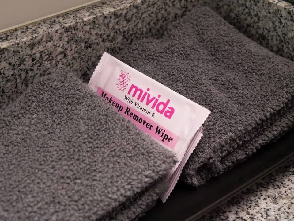 - Guest amenities with fresh towels and makeup wipes
- Downtown apartment stay with thoughtful conveniences
- Great setup for easy morning or evening routines
