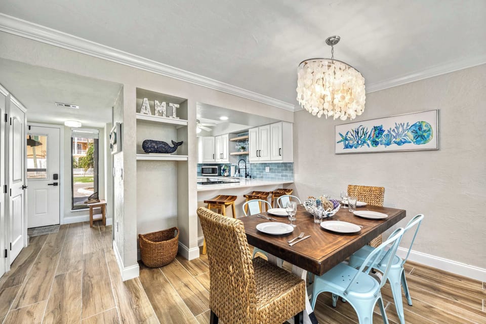 Beach-inspired style with space to gather, dine, and relax.