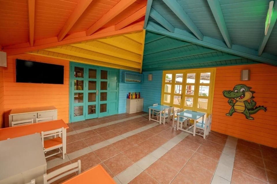 Keep little ones smiling in the colorful, indoor kids’ club.