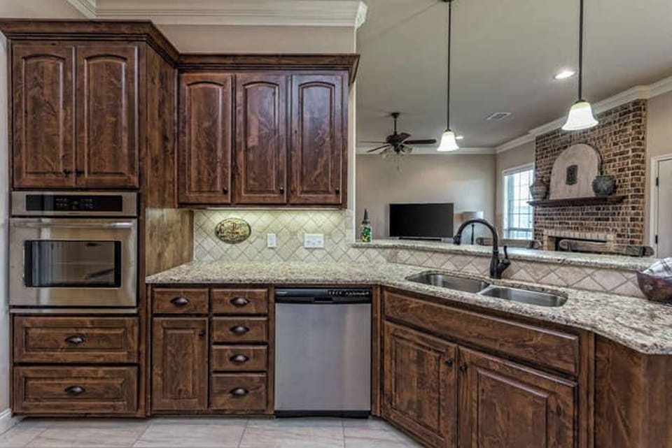 Full Kitchen with dishwasher