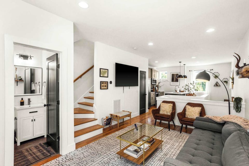 Spacious Living Room w/Sofa Bed and Smart TV