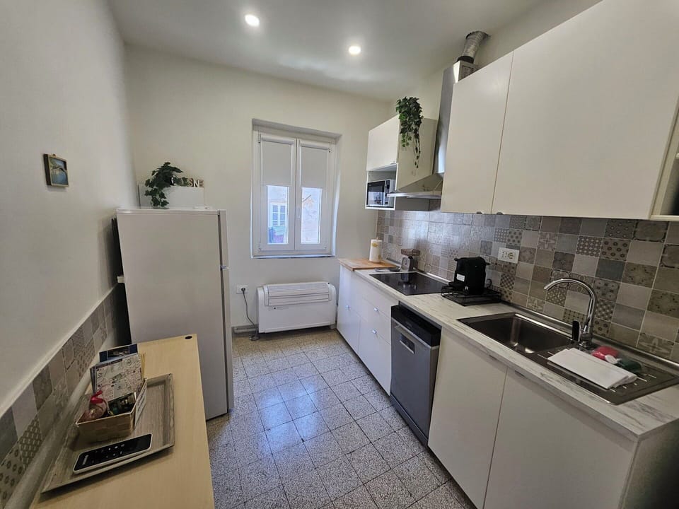 Kitchen Appliance, Kitchen, Major Appliance, Countertop, Flooring, Cabinetry, Kitchen Stove, Home Appliance, Floor, Kitchen Sink