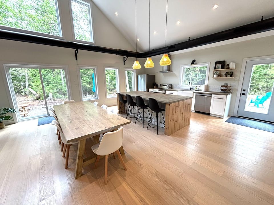 Designed for large groups – dine together at the long farmhouse table or pull up a stool at the kitchen island. There’s plenty of room to share meals and stories.