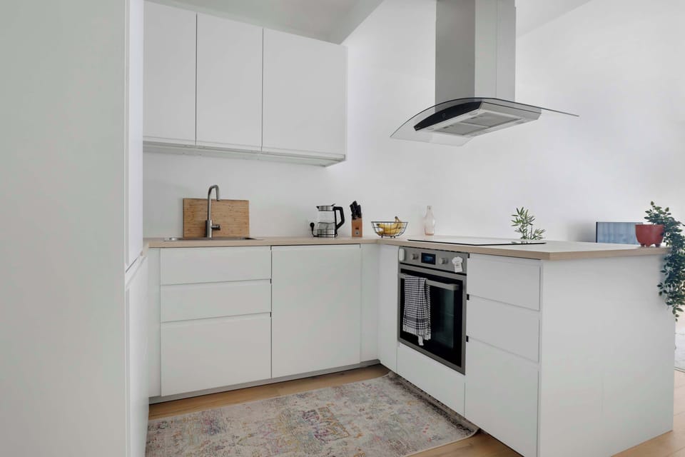 Fully Equipped Modern Kitchen with Sleek Design — Perfect for Home Cooking During Extended Visits