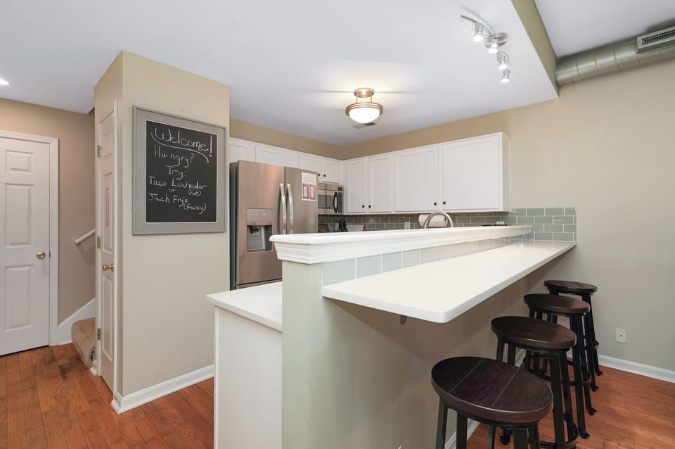 Fully equipped kitchen with place settings for 6.