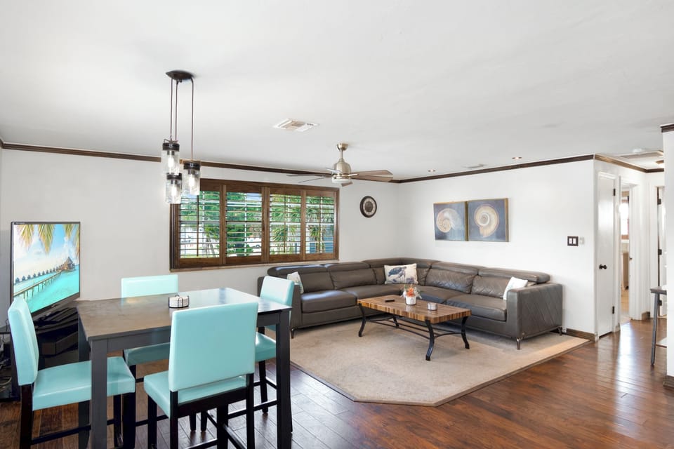 Comfort meets style in this warm-toned, nature-inspired living room