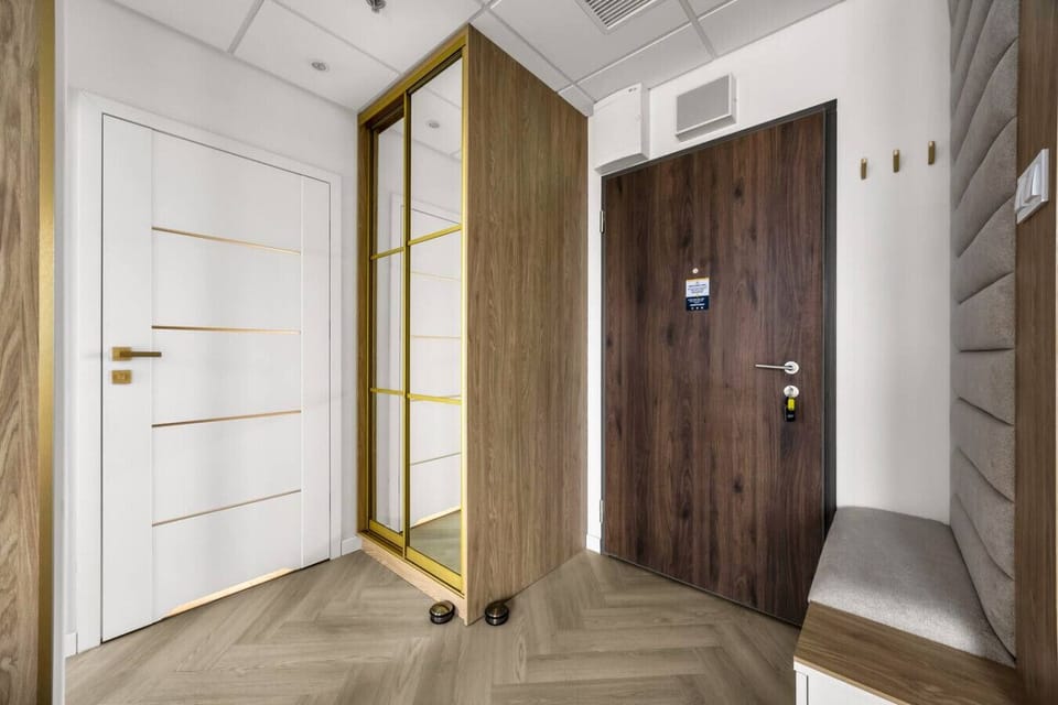 Hall – Built-in Wardrobe with Mirror Doors and Cozy Seating Nook | Book Now with RENTUJEMY.COM