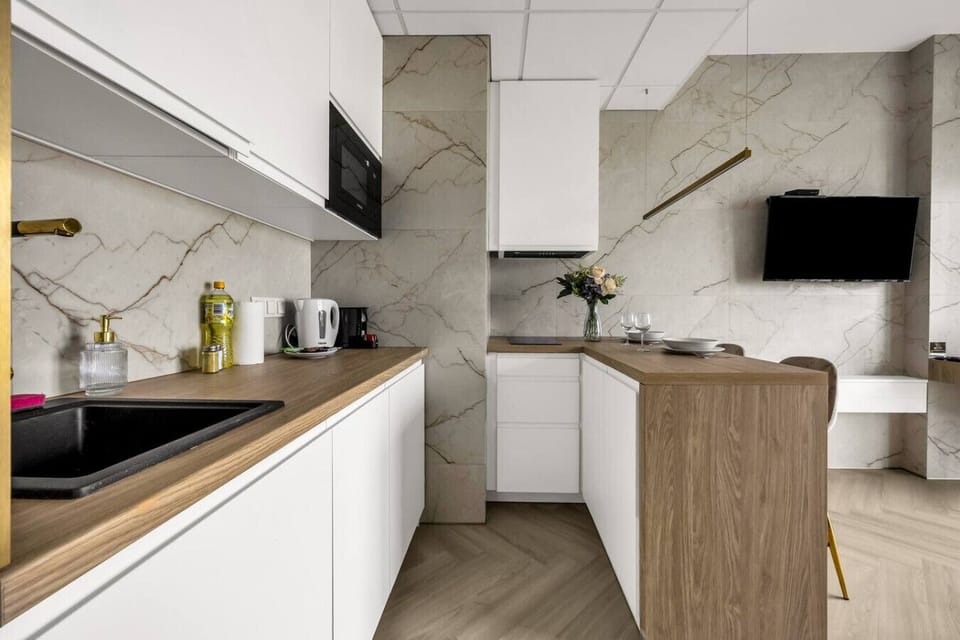 Modern Kitchen – Fully Equipped with Peninsula Counter and Open Living Space Design | Book Now with RENTUJEMY.COM