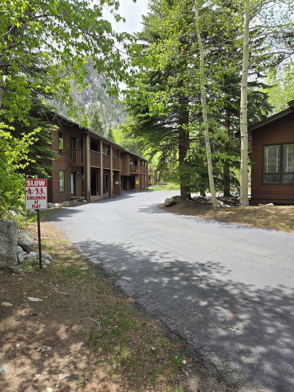 entrance off of Creekside drive. building on the left all the way down.